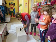 Šroubujeme, zatloukáme, vrtáme a řežeme -polytechnika ve školce